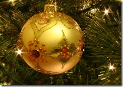 800px-Christmas_tree_bauble 800px-Christmas_tree_bauble
