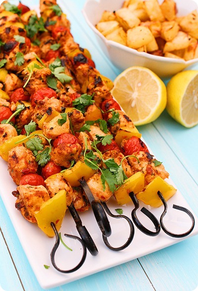 Spicy Chicken Kebabs with Lemon Potatoes – Tangy, zesty chicken and veggie kebabs with lemon roasted potatoes! | thecomfortofcooking.com