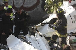 MÉXICO, D.F., 21OCTUBRE2011.- Un helicoptero del Estado de México se desplomo atras de los Viveros de Coyoacán. Entre las personas que viajaban se encontraba el Secretario de Desarrollo Metropolitano quien resultó lesionado, dos personas más perdieron la vida en el accidente. Elementos antimotinesmantienen resguardado la zona para que peritos realizen los peritajes correspondientes.
FOTO: SAÚL LÓPEZ/CUARTOSCURO.COM