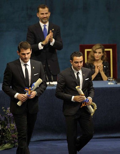 Iker Casillas y Xavi Hernández 