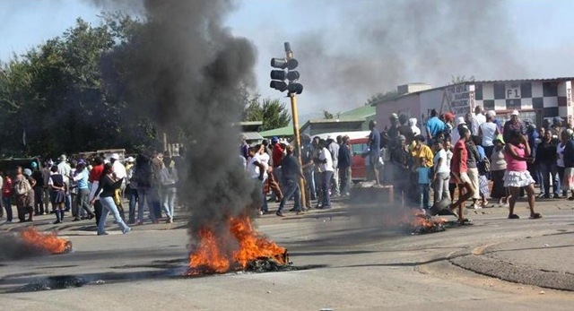 [ANC%2520COUNCILLORS%2520TARGETTED%2520IN%2520HEIDELBERG%2520BY%2520BLACK%2520RESIDENTS%2520MARCH2012%255B6%255D.jpg]