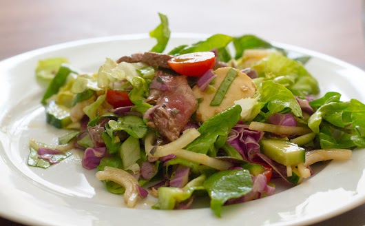 Dressing med sesam og soja til salat med koldt rødt oksekød og mozzarella