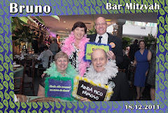 Fotos do evento Bruno - 18.12.11. Foto numero 19 da Social Click Fotografia Digital, do Rio de Janeiro, RJ, que faz fotos divertidas, fotos malucas, fotos com fantasias, fotos na hora, fotografia maluca, fotografia divertida com molduras personalizadas. fotos divertidas malucas foto maluca animadas animado rj rio de janeiro divertida fantasia animada noivas montagem social fotojornalismo casamento