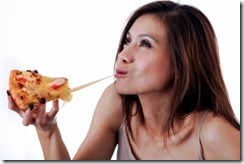 Mulher comendo pizza