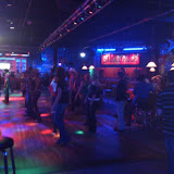 9 aug.; wij voelen ons het meest thuis in de Western Bar, alhoewel het line dansen niet echt in onze genen zit, wagen enkelen van ons toch een dansje.