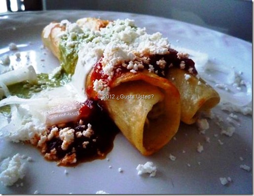 Tacos dorados Salsa verde, Crema y Salsa roja clip_image002