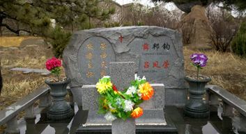 c0 Grave of a wealthy Christian Chinese person; there is space yet for a spouse. 