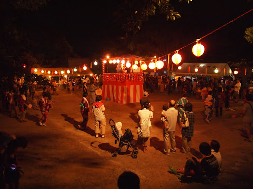家の裏にある神社の盆踊り。これがまたすごく良い雰囲気で、未だに神社で子供が駆けまわって遊ぶ光景がみられる素晴らしい場所。