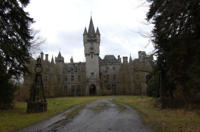 [abandoned-castle-belguim-29.png]