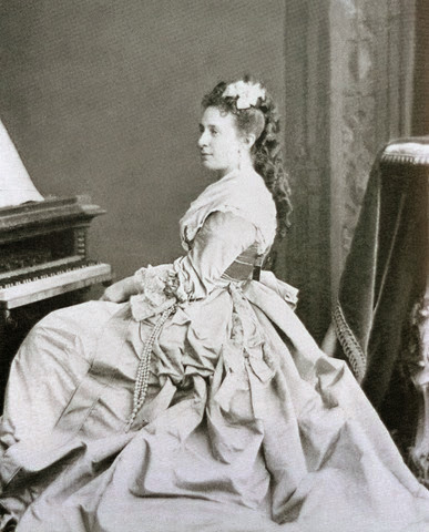 AlexandraIosifovna Sanny al piano