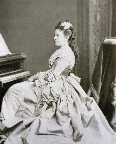 AlexandraIosifovna Sanny al piano AlexandraIosifovna Sanny al piano