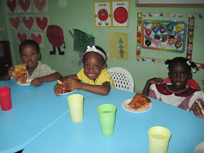 Michael, Maria Estefani and Nikauri love eating pizza!