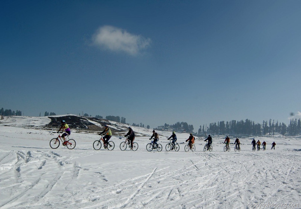 [Tourists%2520cycle%2520on%2520the%2520snowy%2520slopes%2520of%2520Gulmarg%255B9%255D.jpg]