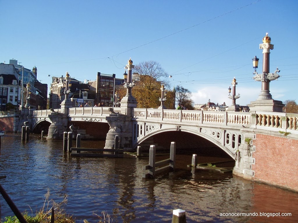 [Amsterdam.-Puente-Blaubrug-sobre-el-%255B2%255D.jpg]