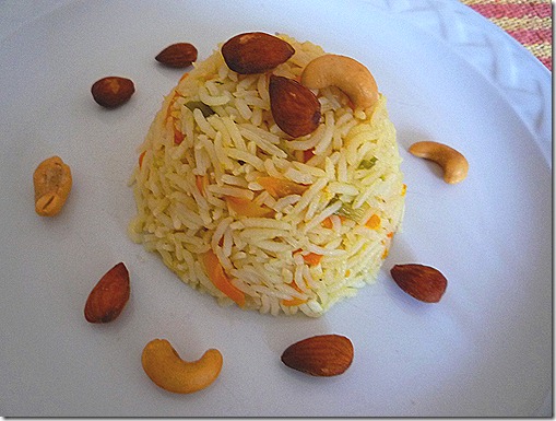 Sírvelo con nueces de la India y almendras tostadas Sírvelo con nueces de la India y almendras tostadas