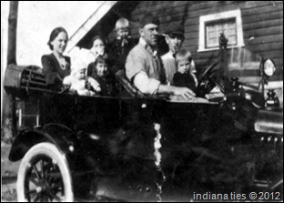 John Niehaus with his children, Charlotte, Robert and Frank.  Kleinsmith and other Niehaus family members also appear in the 1919 photo.