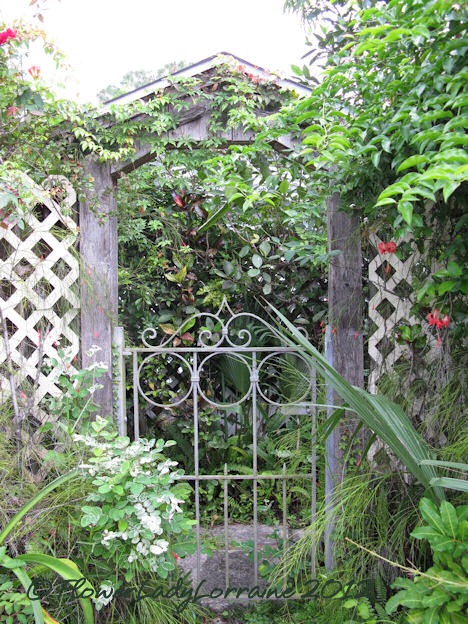 [09-25-front-gate2%255B4%255D.jpg]