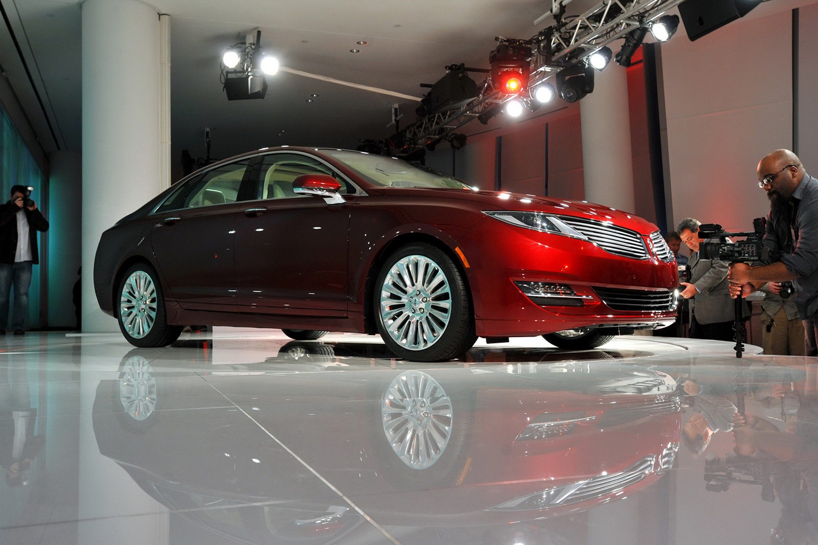 [2013-Lincoln-MKZ-Sedan-8%255B2%255D.jpg]