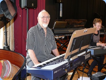 George Markwick preparing to play his Korg Pa800 for us. Photo courtesy of Dennis Lyons.