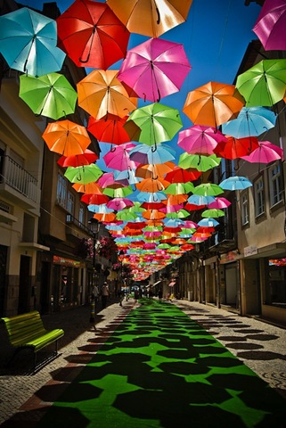 [floating-umbrellas-installation-agueda-portugal-10%255B3%255D.jpg]