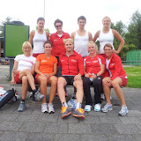 van links naar rechts: Janneke Ensing, Desly Hill (assistent trainer), Yvonne Nauta.</p>
<p>En onder Marianne Timmer (trainer/coach), Mayon Kuipers, Thijsje Oenema en Janine Smit.</p>
<p>De heren op foto zijn stagiaires uit Canada en Australië.