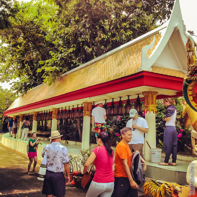 6. 2555. Таиланд. Патайя. Храм Будды. Thailand. Pattaya. Buddha temple. 77 колоколов исполнения желания, загадай и ударь в каждый - обязательно сбудется. 6. 2555. Таиланд. Патайя. Храм Будды. Thailand. Pattaya. Buddha temple. 77 колоколов исполнения желания, загадай и ударь в каждый - обязательно сбудется.