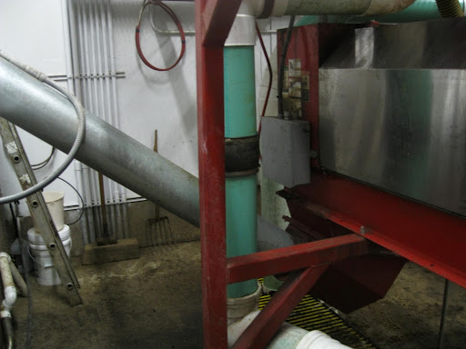 Stacking auger mounted to hi-solids press