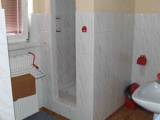 Łazienka - haczyki, taborety, suszarka, miska na pranie...dosłownie wszystko. Najbardziej denerwuje jak nie ma nigdzie haczyk&oacute;w na ręcznik i ubranie - tu właściciele zadbali o wszystko.
