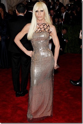 Donatella Versace shimmered on the red carpet in this curve-hugging, floor-skimming strapless Versace