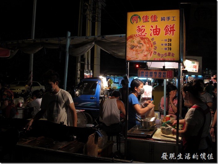 路竹夜市中的「何佳佳純手工蔥油餅」攤位。
