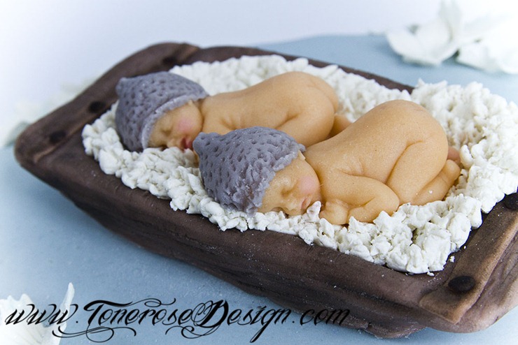 Dåpskake med tvillinger i marsipan sovende på skinnfell - vakre nyfødtbilder spiselig print. Håndlaget marsipanpynt