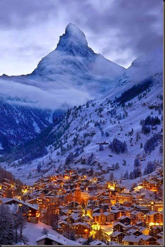 The-Matterhorn-towers-over-the-village-of-Zermatt-in-the-Swiss-alps