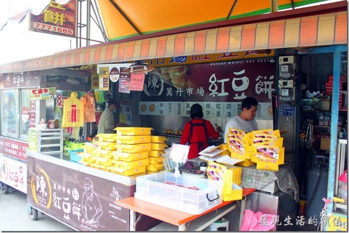 聽說萬丹市場的陳記紅豆餅店是正宗老店，但是我們沒買。