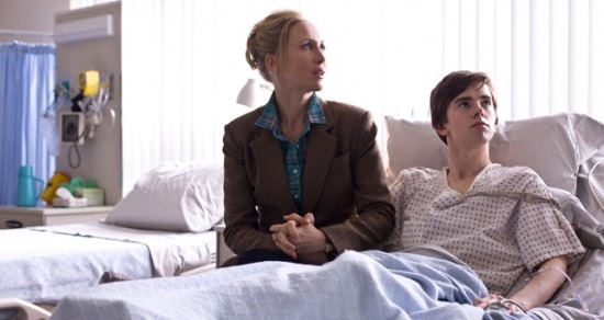 [whats-wrong-with-norman-bates-motel-whats-wrong-with-norman-freddie-highmore-vera-farmiga%255B4%255D.jpg]
