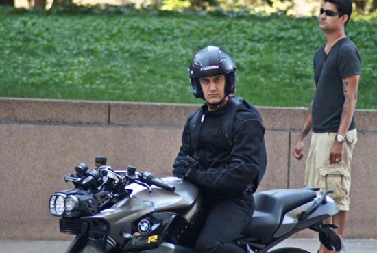 Watch Online Movie Dhoom 3 exclusive pics Aamir Khan on Bike in Windy City of Chicago