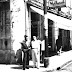 Foto da Casa Concórdia onde o Bassalo trabalhou no primeiro semestre de 1951. O dono dessa casa de comércio, o Sr. Carlos Valério dos Santos, está em primeiro plano ao lado do poste. Foto cedida por Osvaldo Valério, filho do Sr. Carlos.
