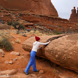 Quebrando pedra, hehehe - Park Avenue -  Arches National Park -   Moab - Utah