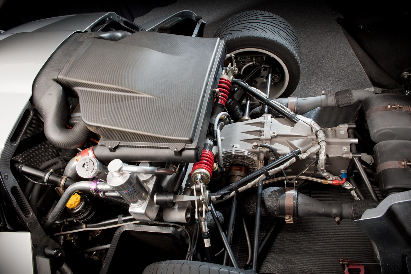 [Immagine: Porsche-911-GT1-3%255B2%255D.jpg]