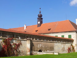K zámku náleží také zámecký park o rozloze 2,8 ha. Díky nevhodnému zacházení po roce 1945 zámek chátral. Od roku 1995 spadá zámek pod správu Památkového ústavu v Brně a v současnosti prochází postupnou rekonstrukcí.