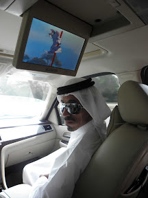 – Cooler Emirati, oder? Ibrahim mit Sonnenbrille und allem Zubehör – Cooler Emirati, oder? Ibrahim mit Sonnenbrille und allem Zubehör
