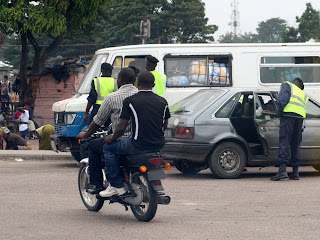 Une vue de taxi moto sur une des avenues de Kinshasa/RDC, le 06/02/2012. Radio Okapi/Ph. Aimé-NZINGA