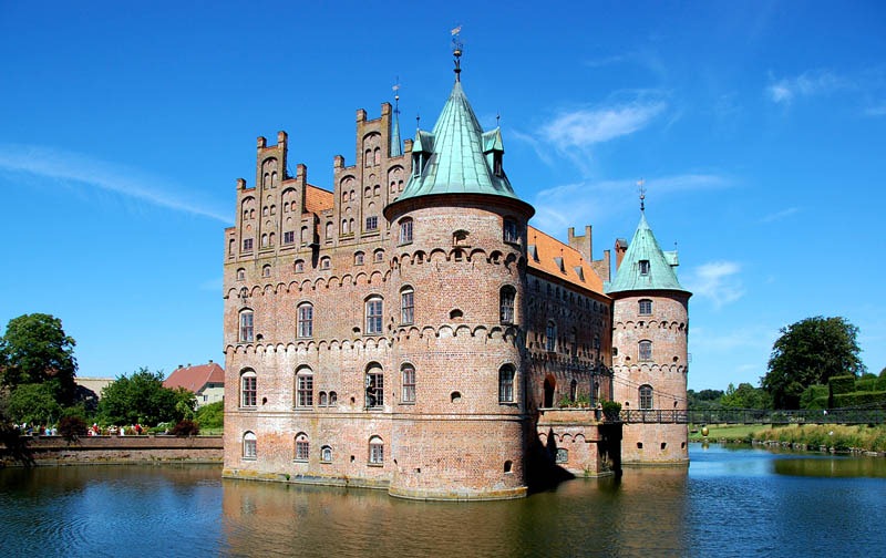 [Egeskov_castle-moat-surrounded-by-water%255B6%255D.jpg]