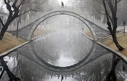 bridge-reflection-in-water-makes-complete-circle-783x500