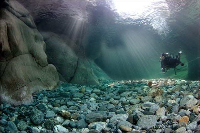 [incredibly_clear_waters_of_the_verzasca_river_640_03%255B3%255D.jpg]