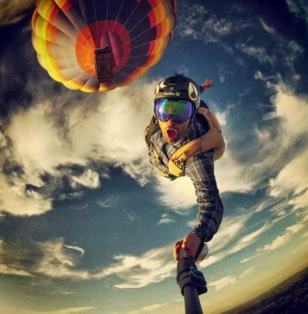 [a98889_extreme-selfie_3-skydiving3.jpg]