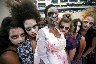 [1031-Halloween-zombie-apocalypse_full_380%255B3%255D.jpg]