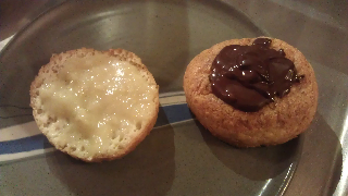Halveret fastelavnsbolle smurt med marcipan ala semla. Halveret fastelavnsbolle smurt med marcipan ala semla.