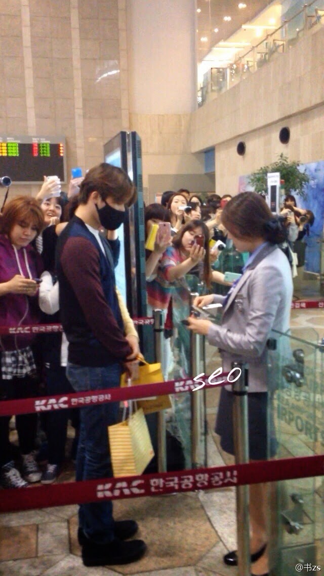Big Bang - Gimpo Airport - 02may2014 - Dae Sung - Fan - Seo - 01.jpg
