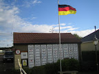 Am "Varne Ridge" wird für jeden Kanalschwimmer die Nationalflagge gehisst, solange bis der nächste Schwimmer Erfolg hat. Hier die Flagge des einzigen Campingplatzbewohners, der jemals im Juni erfolgreich war. Am Campingplatz hauste übrigens auch Christof Wandratsch bei seinen (bisher) zwei Kanalüberquerungen, und er war Schauplatz im Film "Kanalschwimmer" von Jörg Adolph.. - At the Varne Ridge every successful swimmer gets his national flag. At the Ridge lived also Christof Wandratsch and it was film location for the film "Kanalschwimmer" by Jörg Adolph.