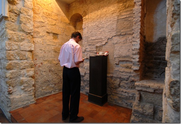 An Italian tourist prays inside the only remaining synagogue in Córdoba’s jewish quarter.